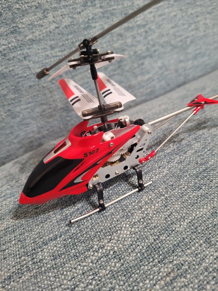 Гелікоптер на управлінні Syma 107g