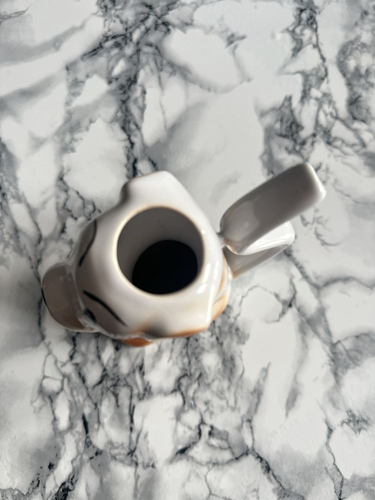 Kubek ciekawy inowrocław piesek pamiątka z dziubkiem antyk porcelanowy