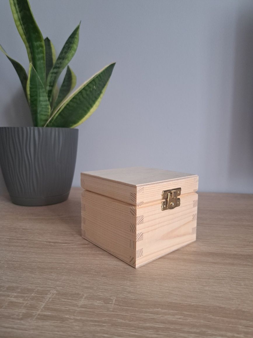 Pudełko drewniane z zatrzaskiem