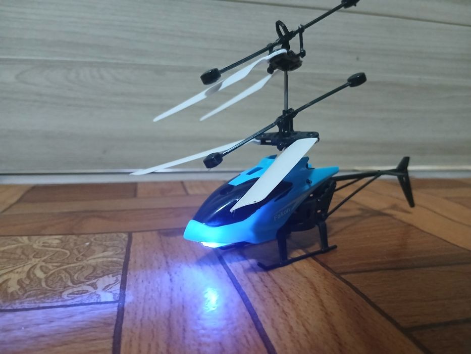 Вертоліт працює від руки