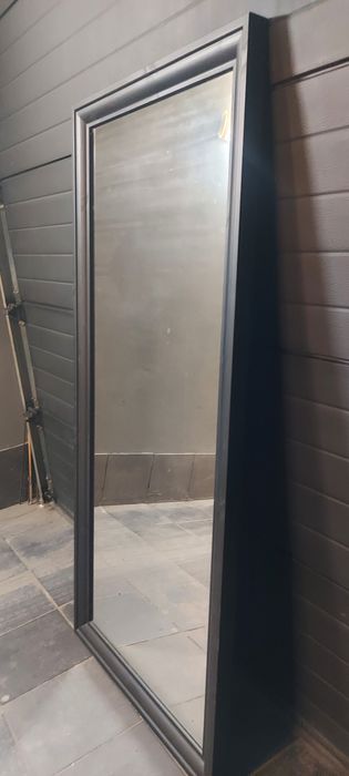 Lustro wiszące w czarnej drewnianej ramie