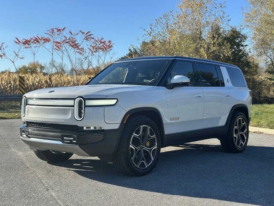 Rivian R1S      2022