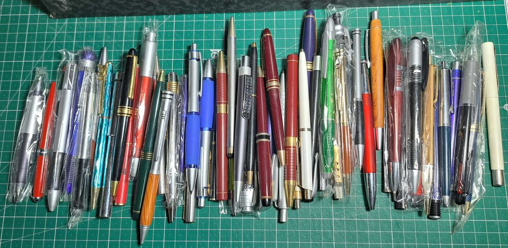 Coleção de várias canetas esferográficas.