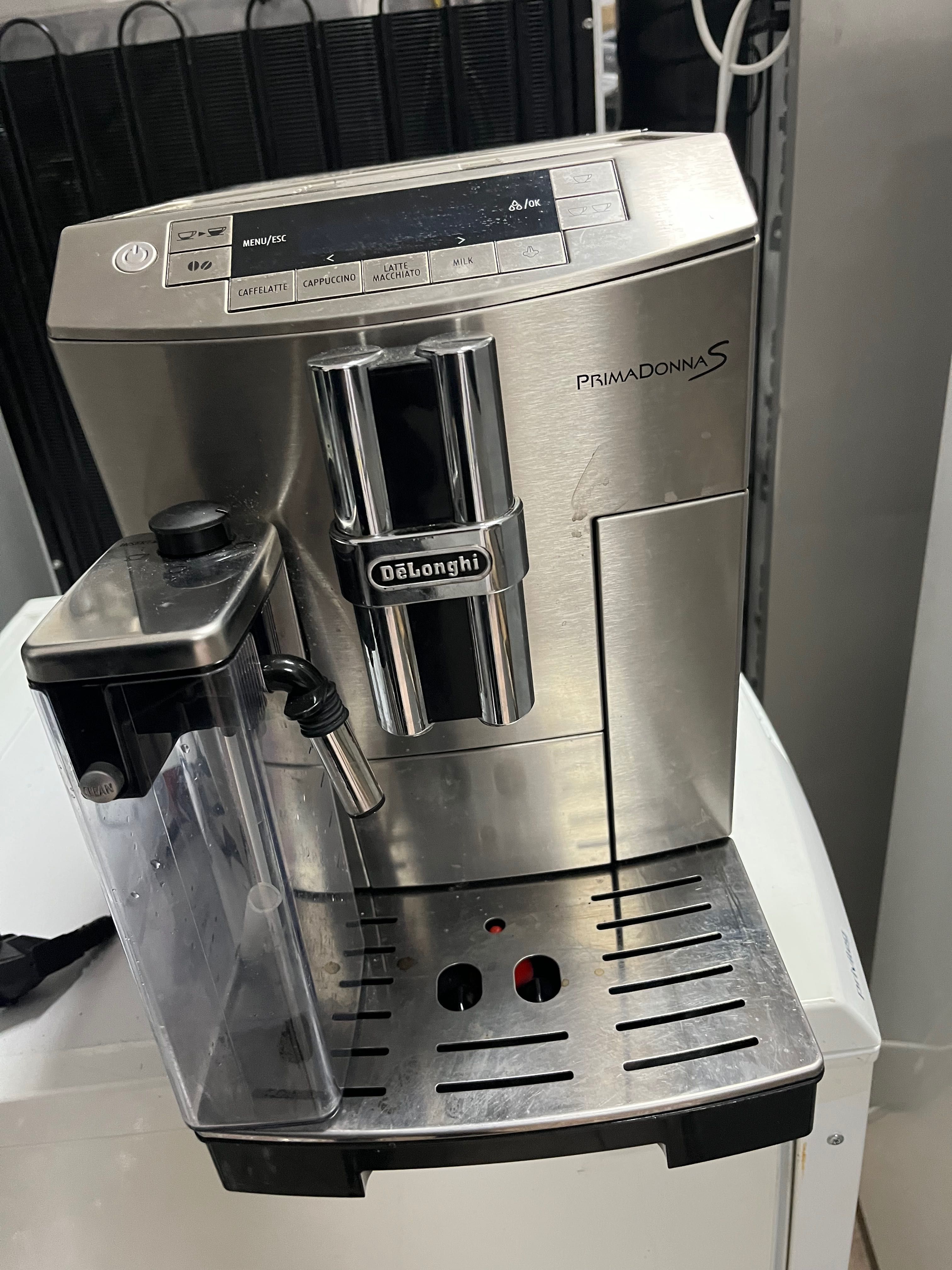 Продам кавоварку марки Delonghi Primadonna S