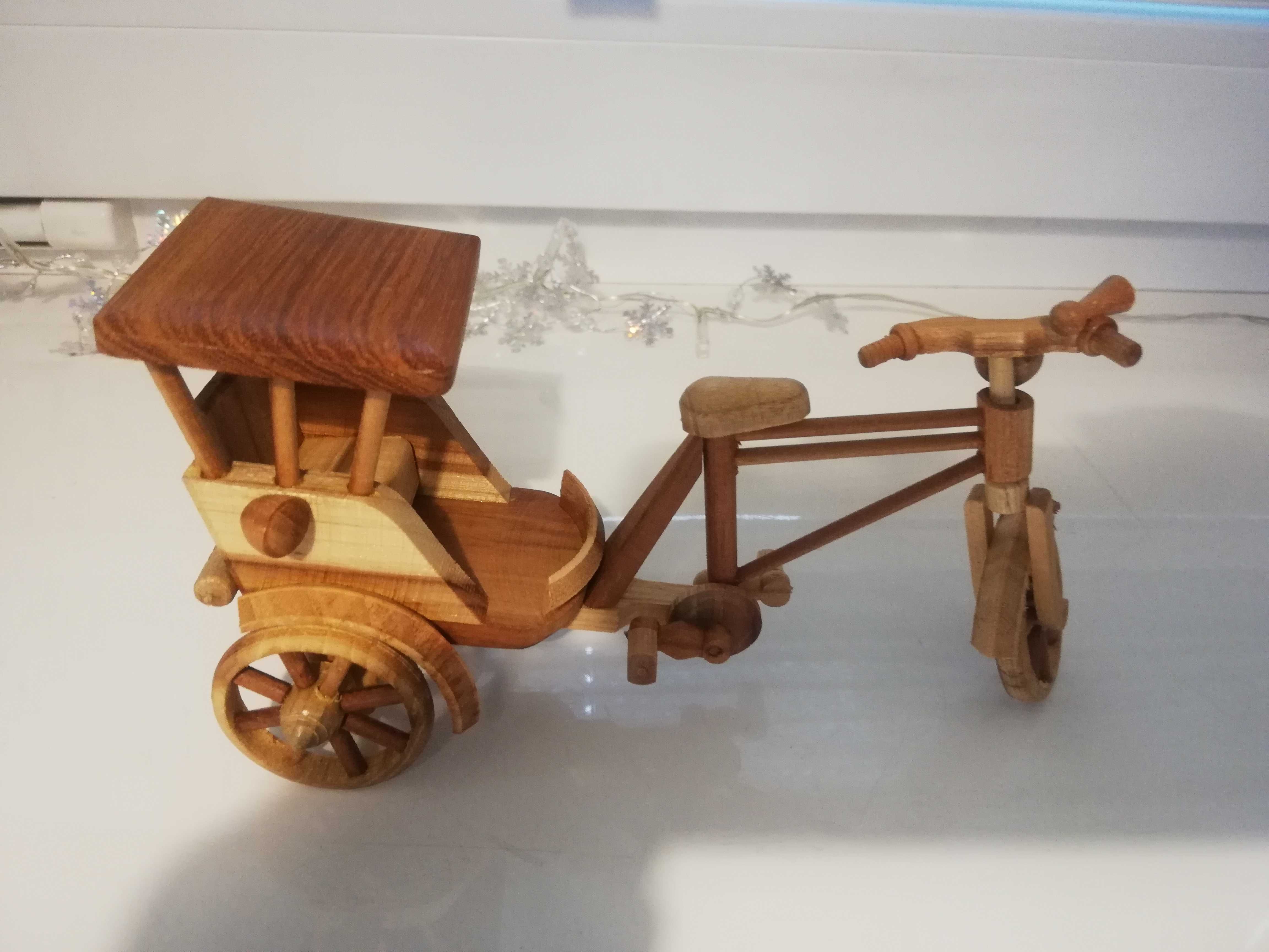 Kolekcja drewnianych miniatur róznych pojazdów