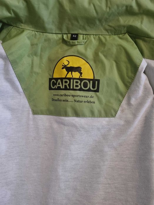Куртка бренду CARIBOU з, щільної плащової  тканини.
