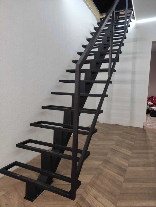 Металеві сходи на замовлення – виготовлення та монтаж