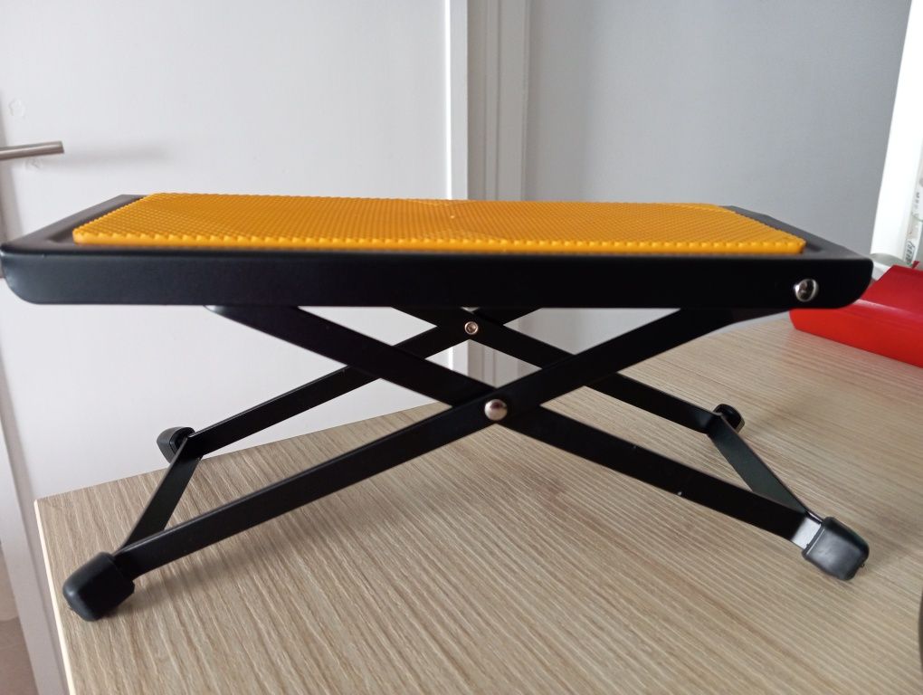 Apoio metálico para pé ao tocar instrumentos