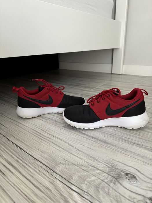 Nike RosheRun czarno czerwone 36,5 UK 4
