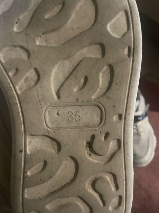 Продам кросівки пакетом