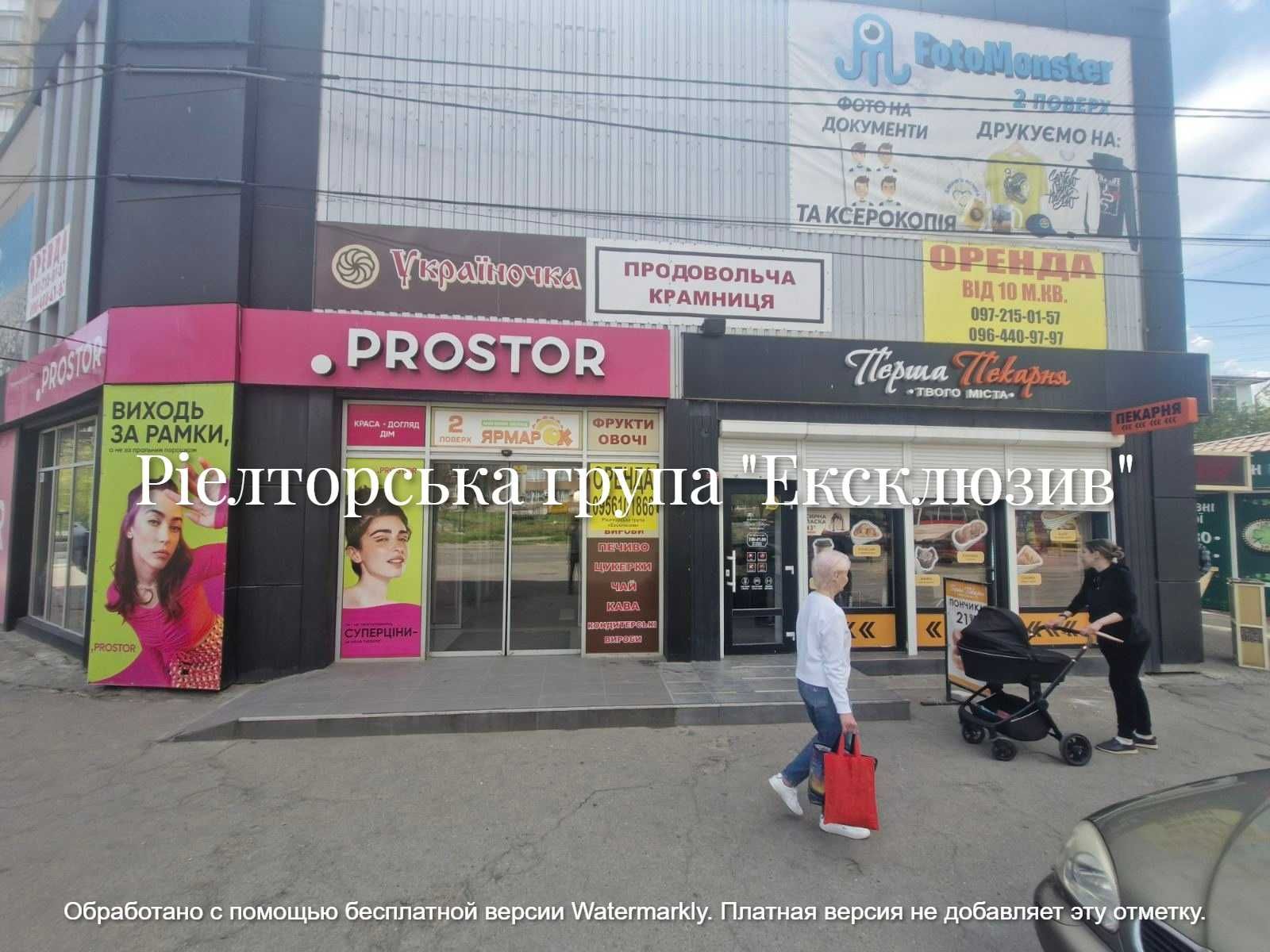 Приміщення на зупинці, густонаселений район
