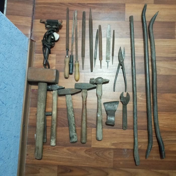 Гвозди 8 см банка1кг,кувалда 5кг.