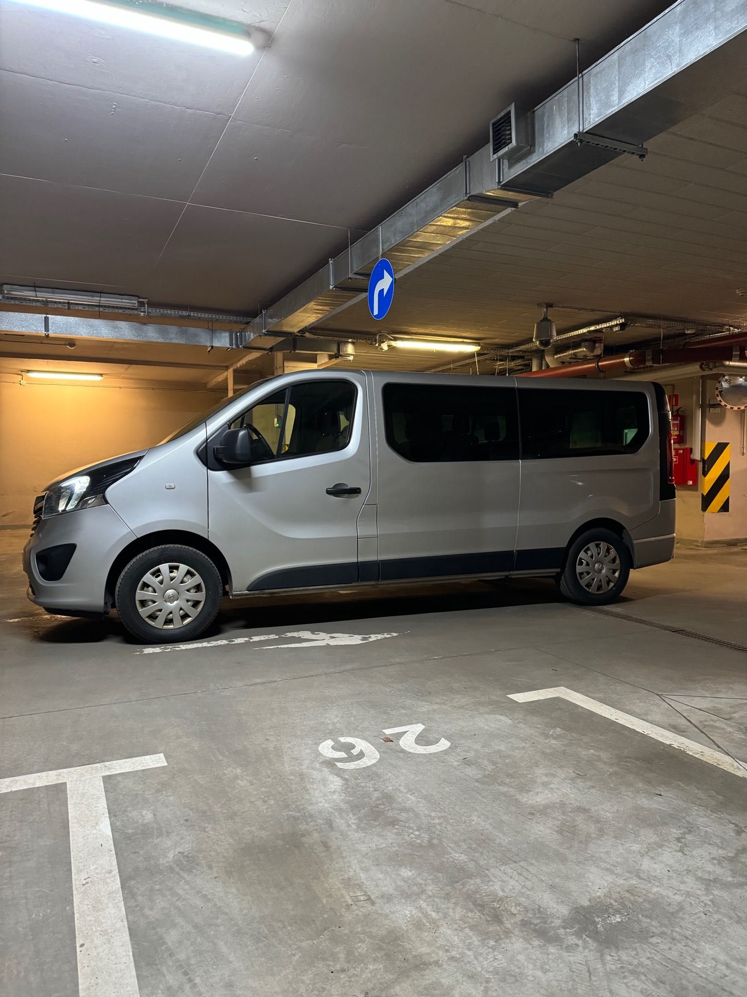 Wynajem auta bus van 9-osobowy Opel Vivaro Renault Traffic Long