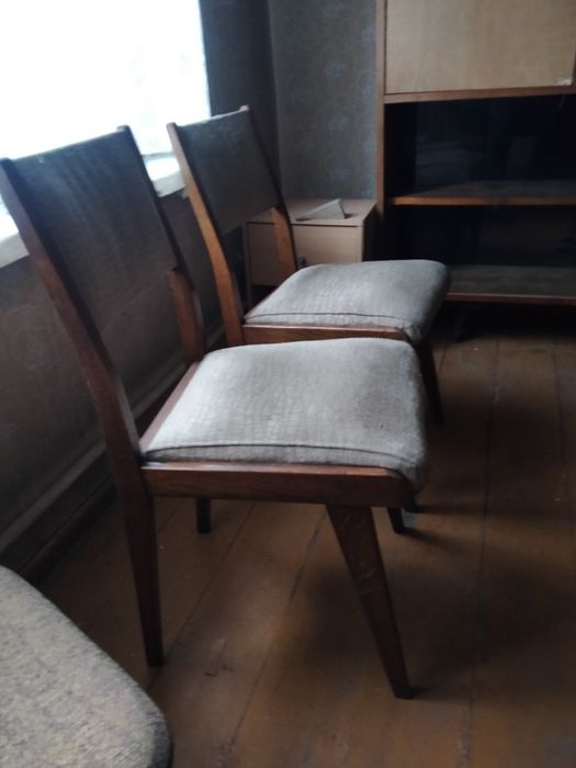 Cztery krzesła PRL. Dwa krzesła Hałas