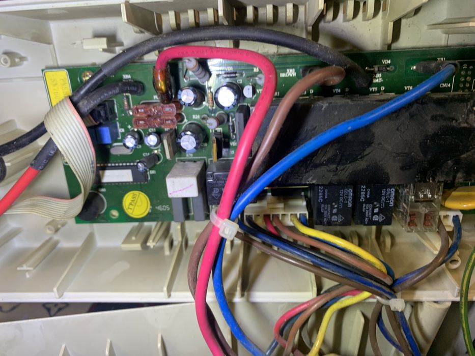 Бесперебойник инвертор 12. 220 на ремонт или запчасти