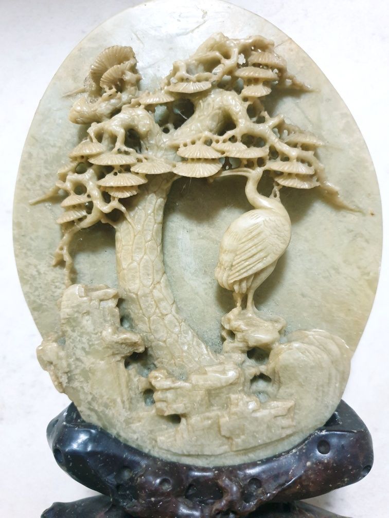 antiga placa asiática esculpida com suporte em pedra de sabão