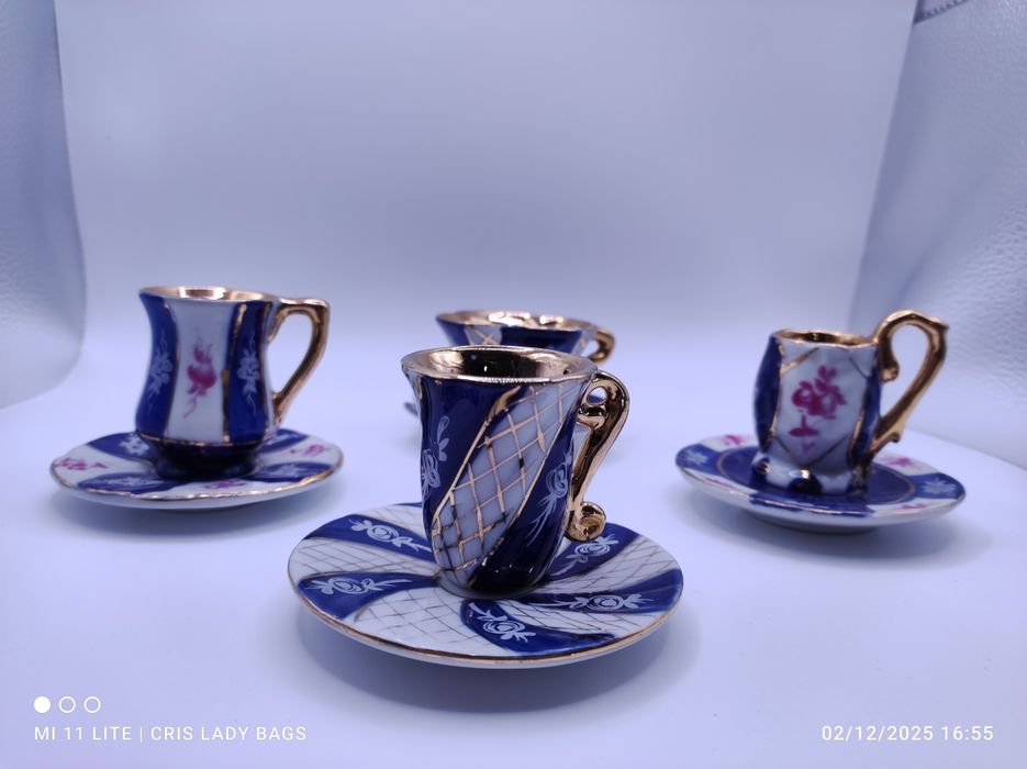 Conjunto de quatro mini chávenas de coleção azul e dourado