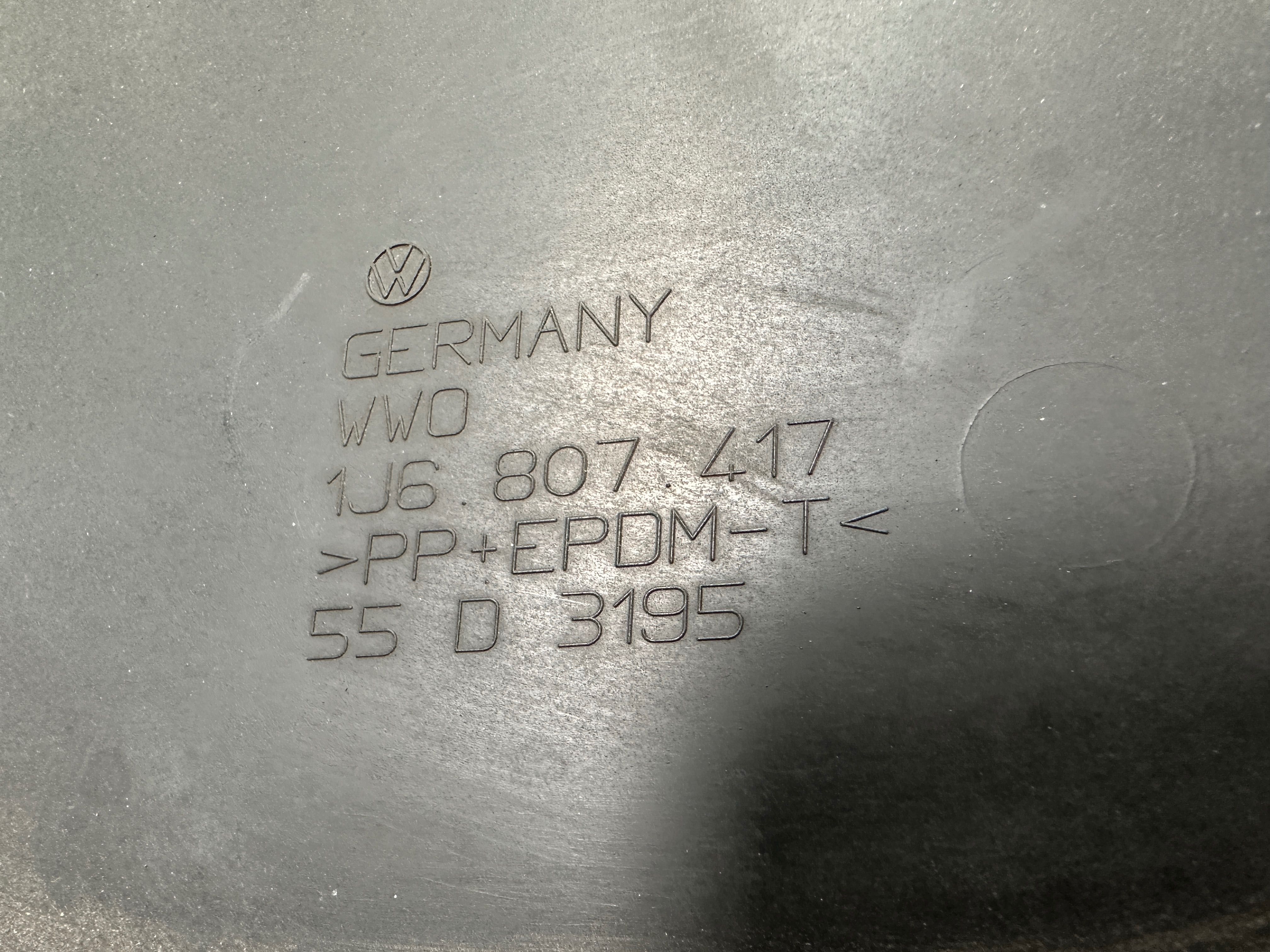Бампер задний  Volkswagen Golf 4 хетчбек 1J6807417