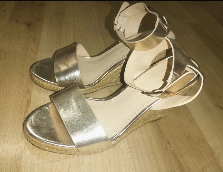 Sandálias dourados