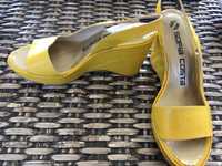 Sandálias/Sapatos salto alto amarelos, marca Sofia Costa