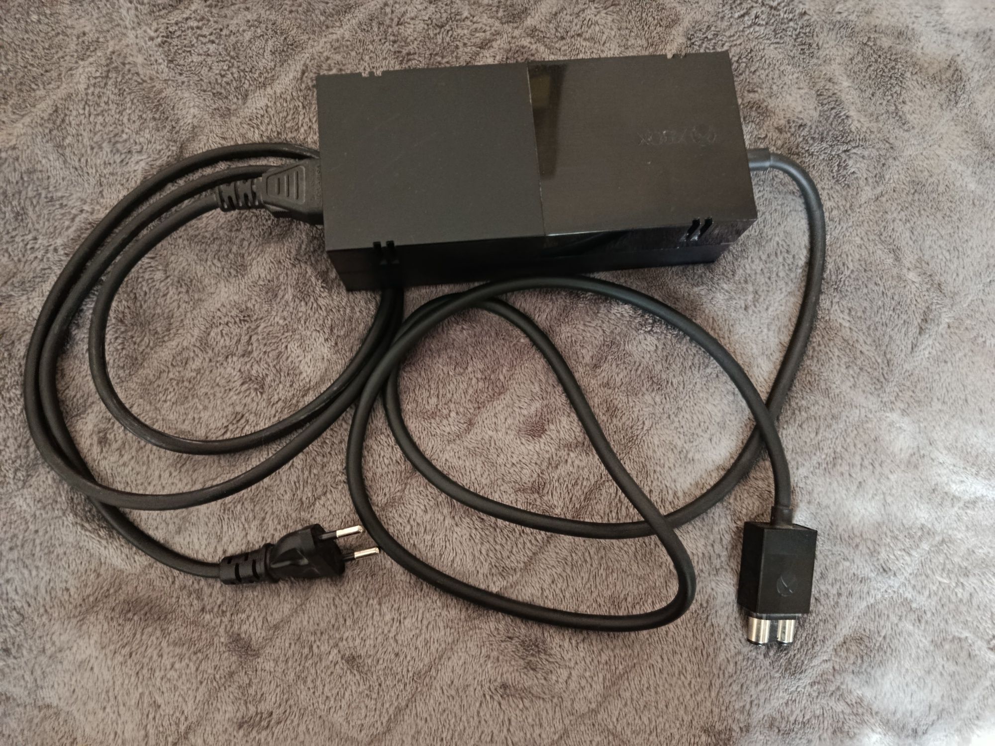 XBOX One 1 tb / 2 pady / słuchawki / FIFIA 18 / FIFA 16