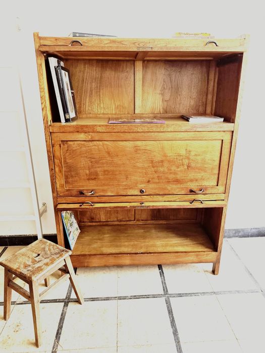 Armário arquivador com 3 portas.