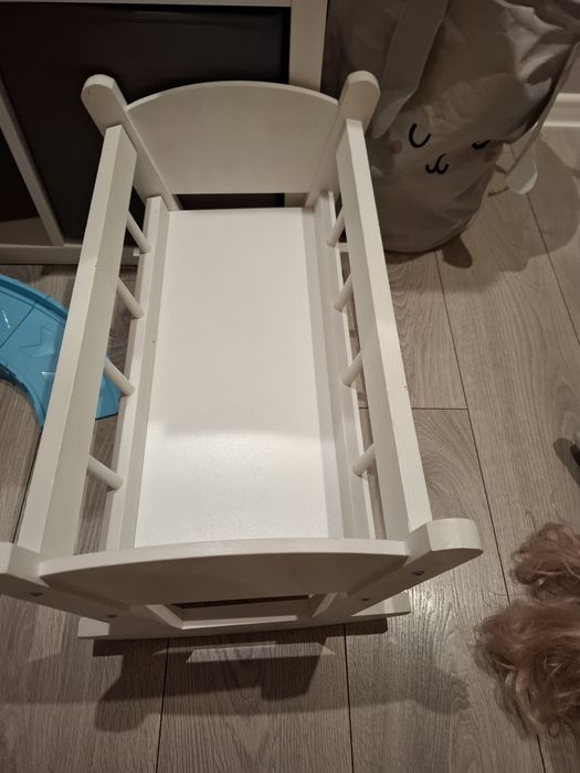 Kołyska z imieniem Laura do zabawy