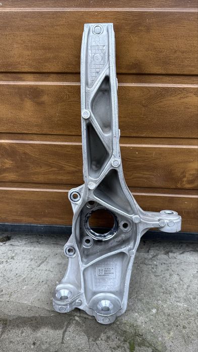 Цапфа передня ліва tesla model y juniper