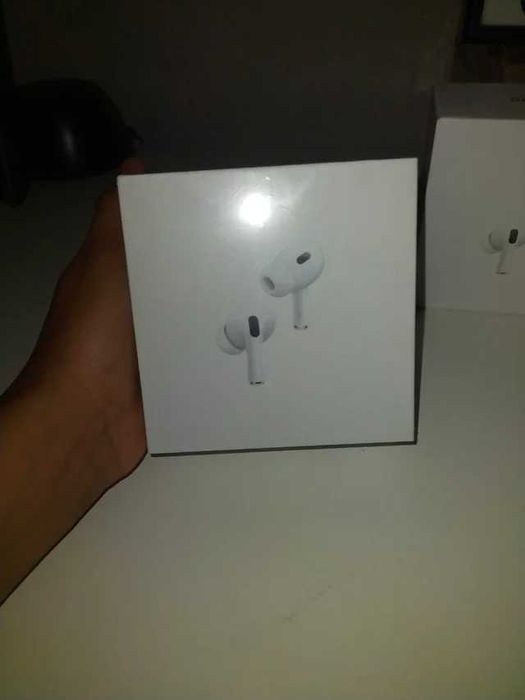 Białe słuchawki AirPods Pro2