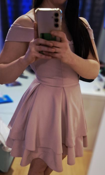 Różowa sukienka off-shoulder – elegancka, falbany – rozmiar m