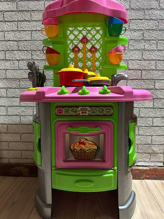 Іграшкова кухня з посудом Б/В