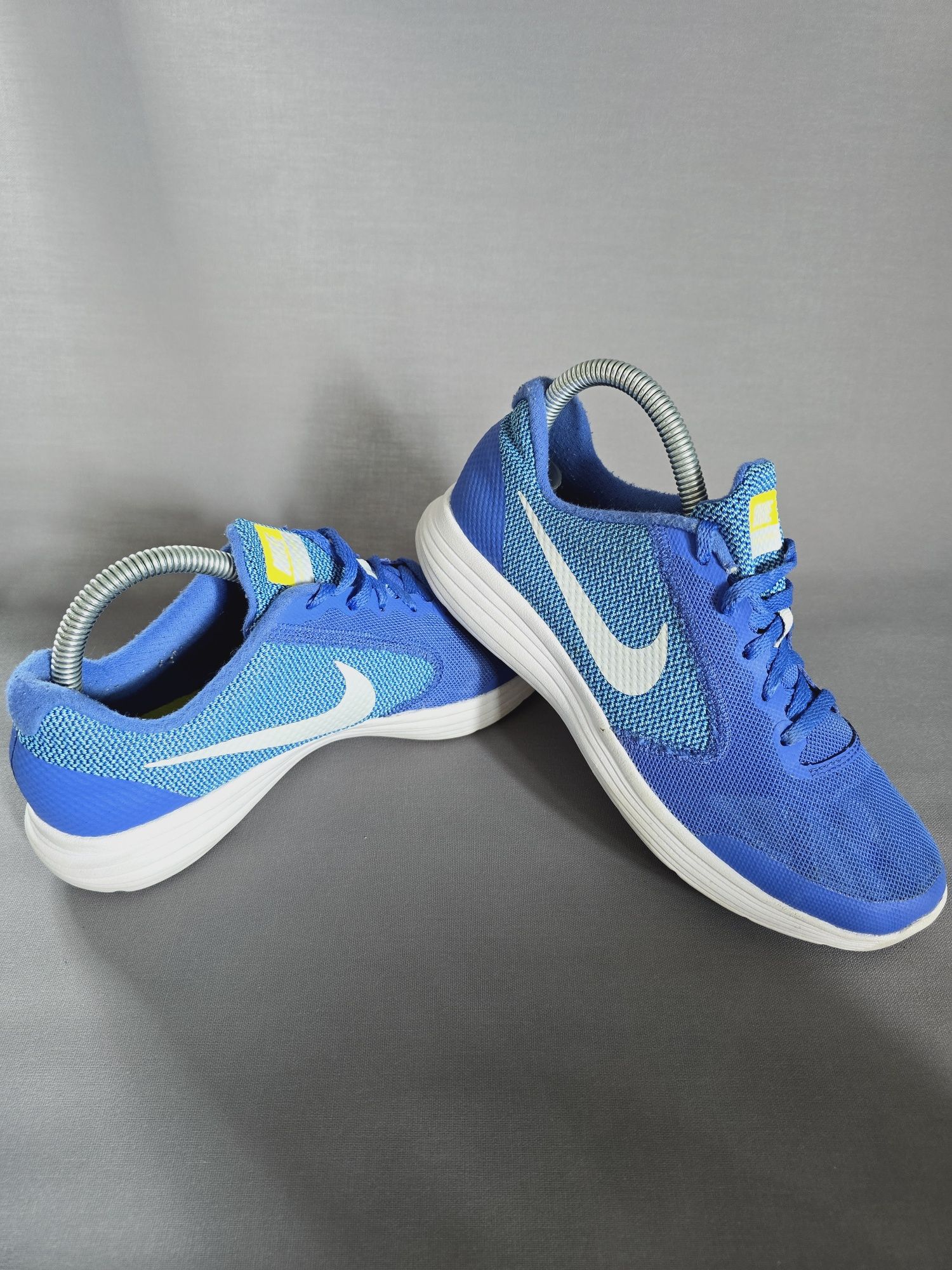 Nike Revolution 3 Gs r.38