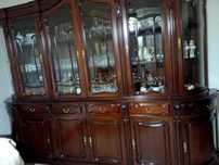 Móvel de sala em mogno com grande capacidade  de arrumação.