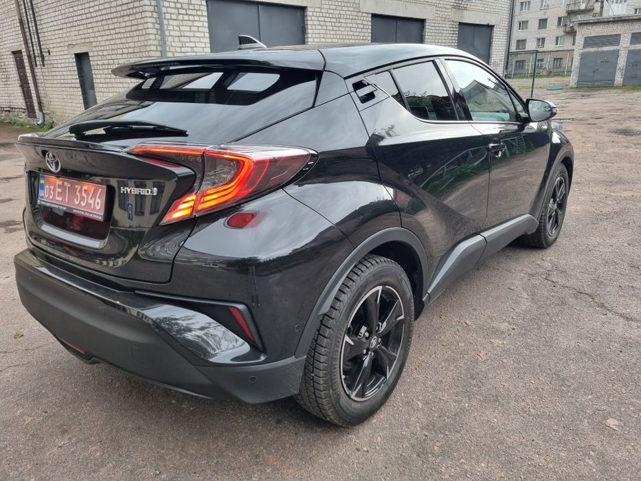 Toyota C-HR 2019 гибрид