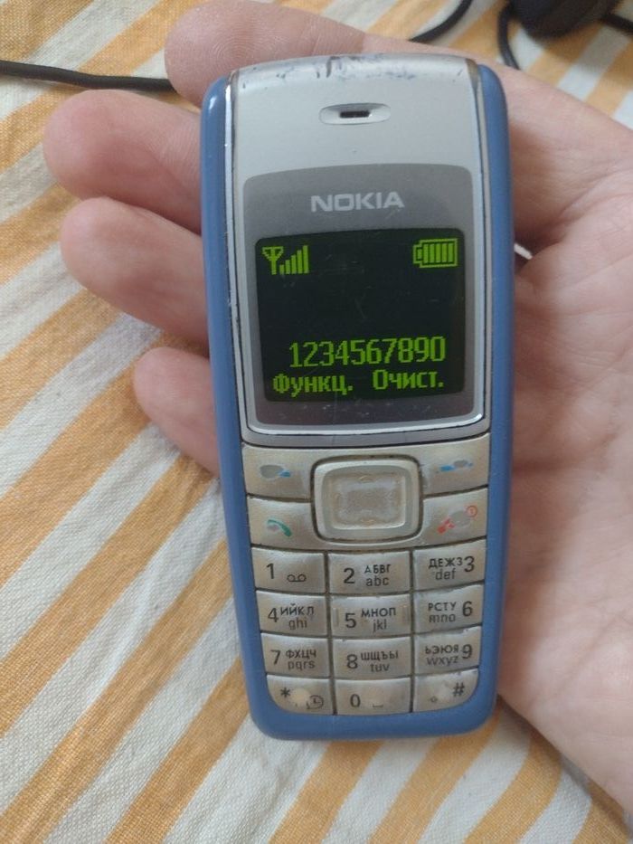 Сотовий телефон Нокіа с зарядним