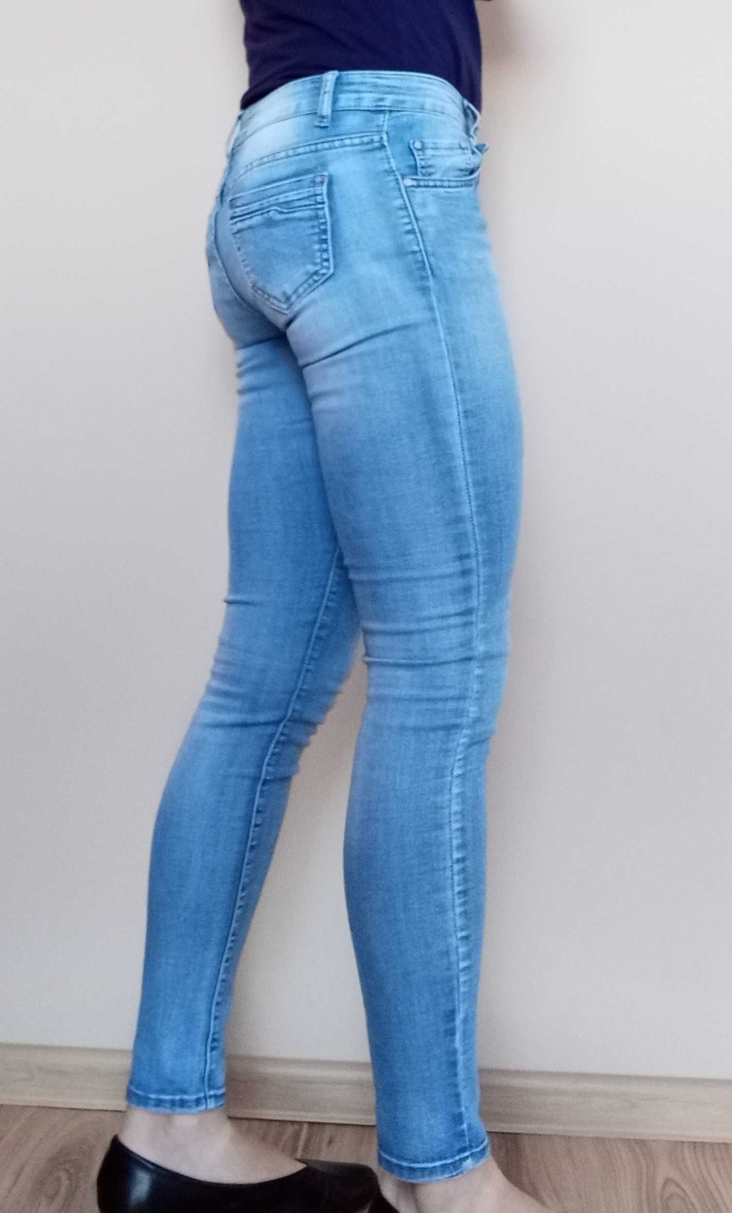 Skinny jeans 26 jasnoniebieskie z efektem sprania