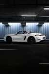 Auto do ślubu białe i czarne Porsche cabrio