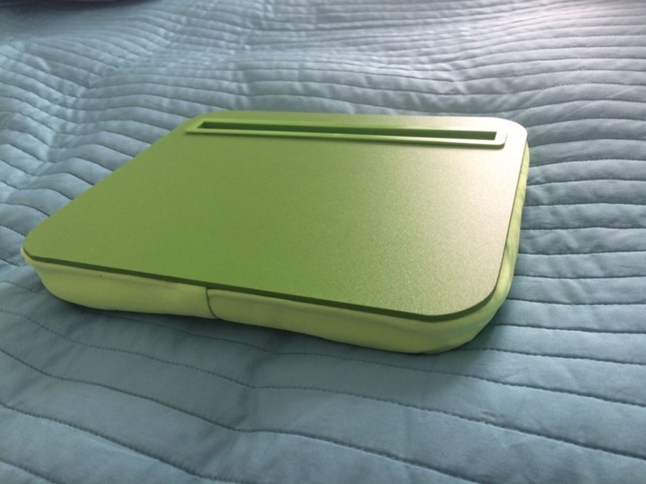 Podstawka pod tablet z poduszką i twardym stoliczkiem