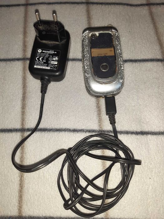 MOTOROLA z klapką, starszy model z oryginalną ładowarką i baterią