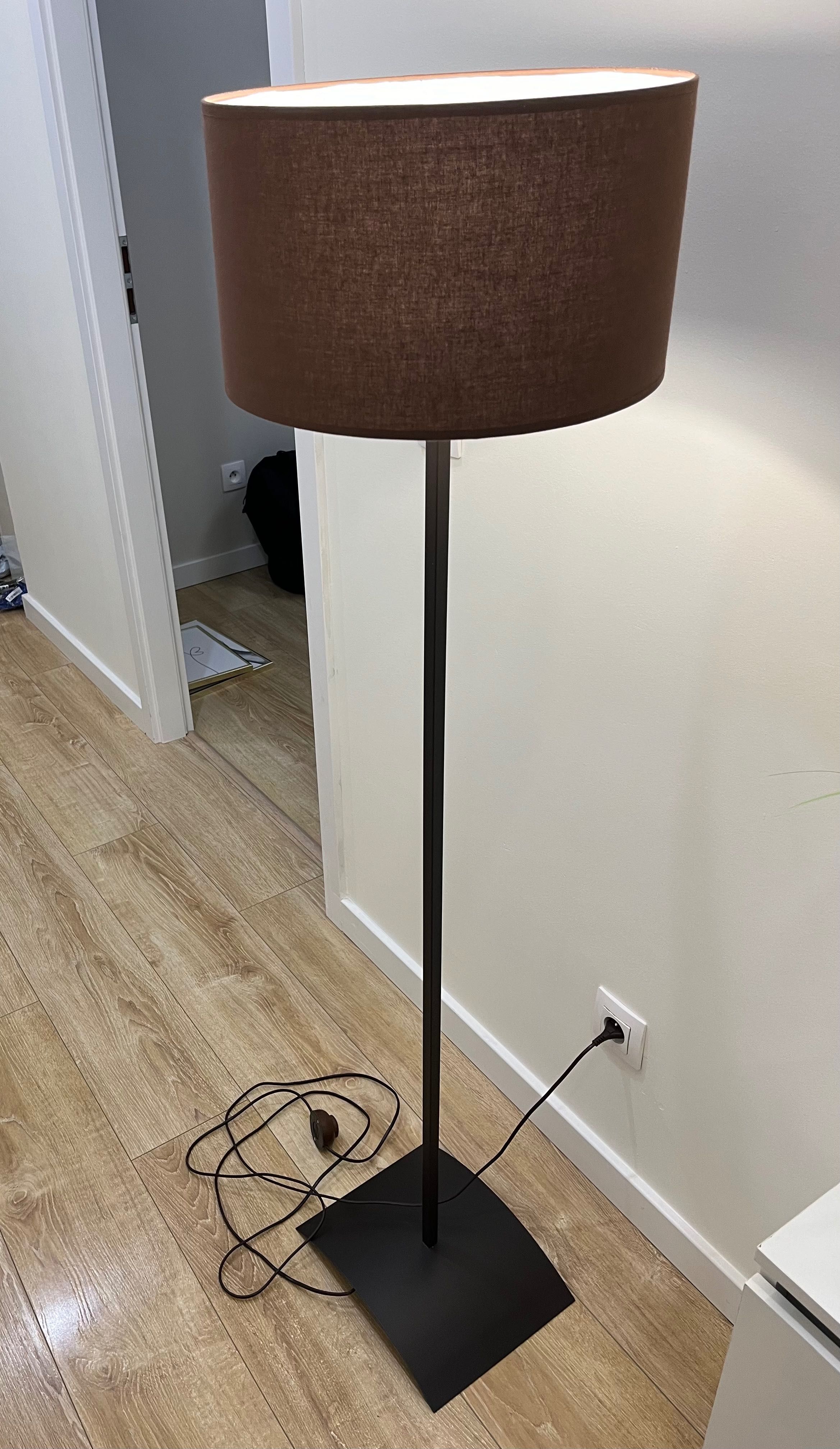 Lampa stojąca do salonu brązowa