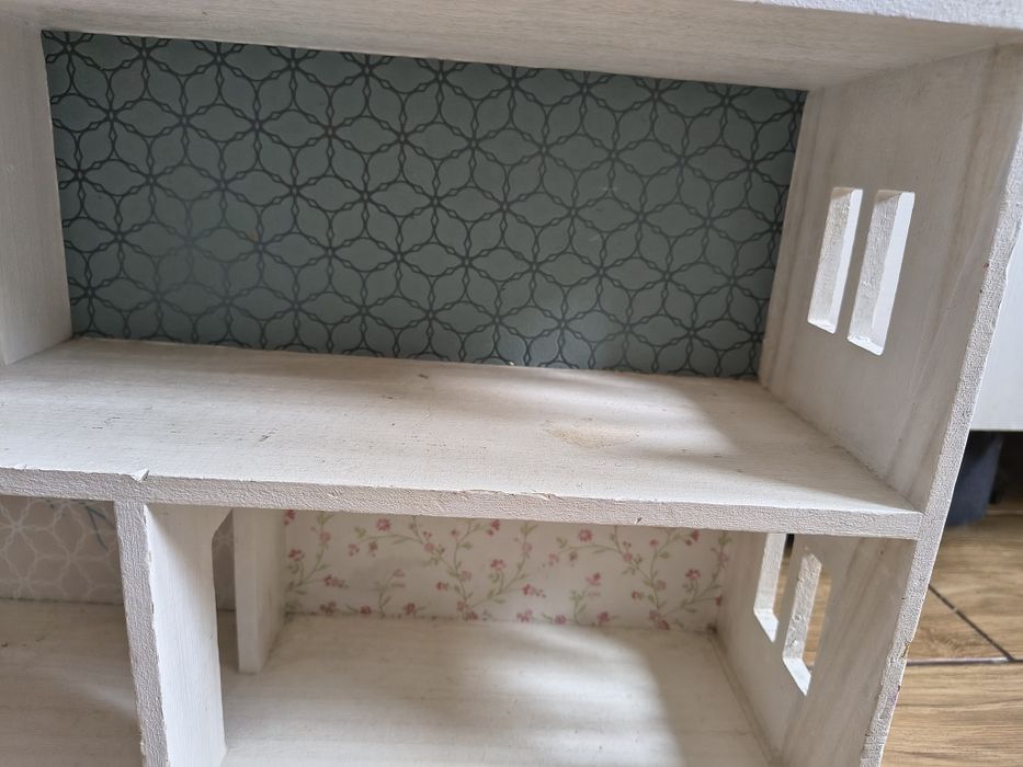 Drewniany mały domek dla laleczek, małych maskotek