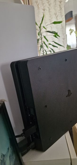 Playstation 4 usada com comando