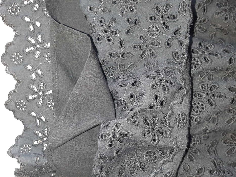 Чёрное кружевное коктейльное платье "H&M".