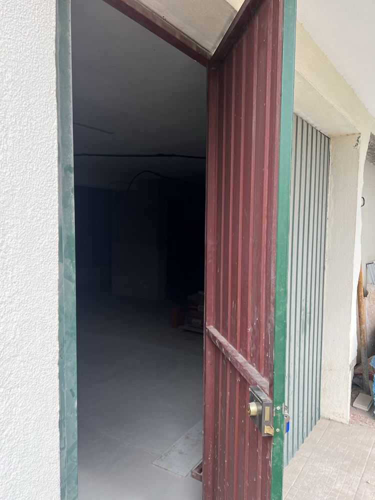 Portão de garagem em excelente estado.