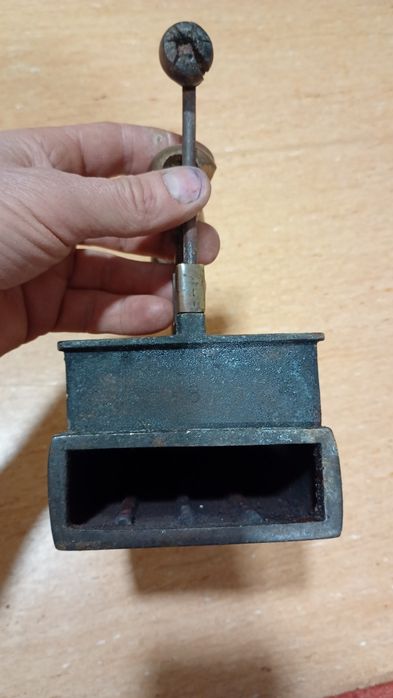 Zabytkowe brązowe żelazko+2 duszę.