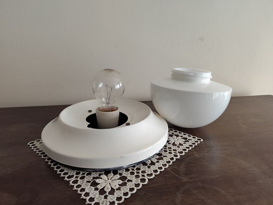Lampa sufitowa kinkiet UFO z mlecznym szklanym kloszem biała retro PRL