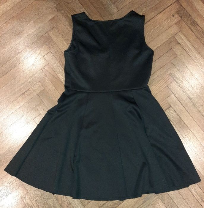 Elegancka czarna rozkloszowana sukienka midi