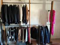 Expositore de roupa vintage em pinho de parede