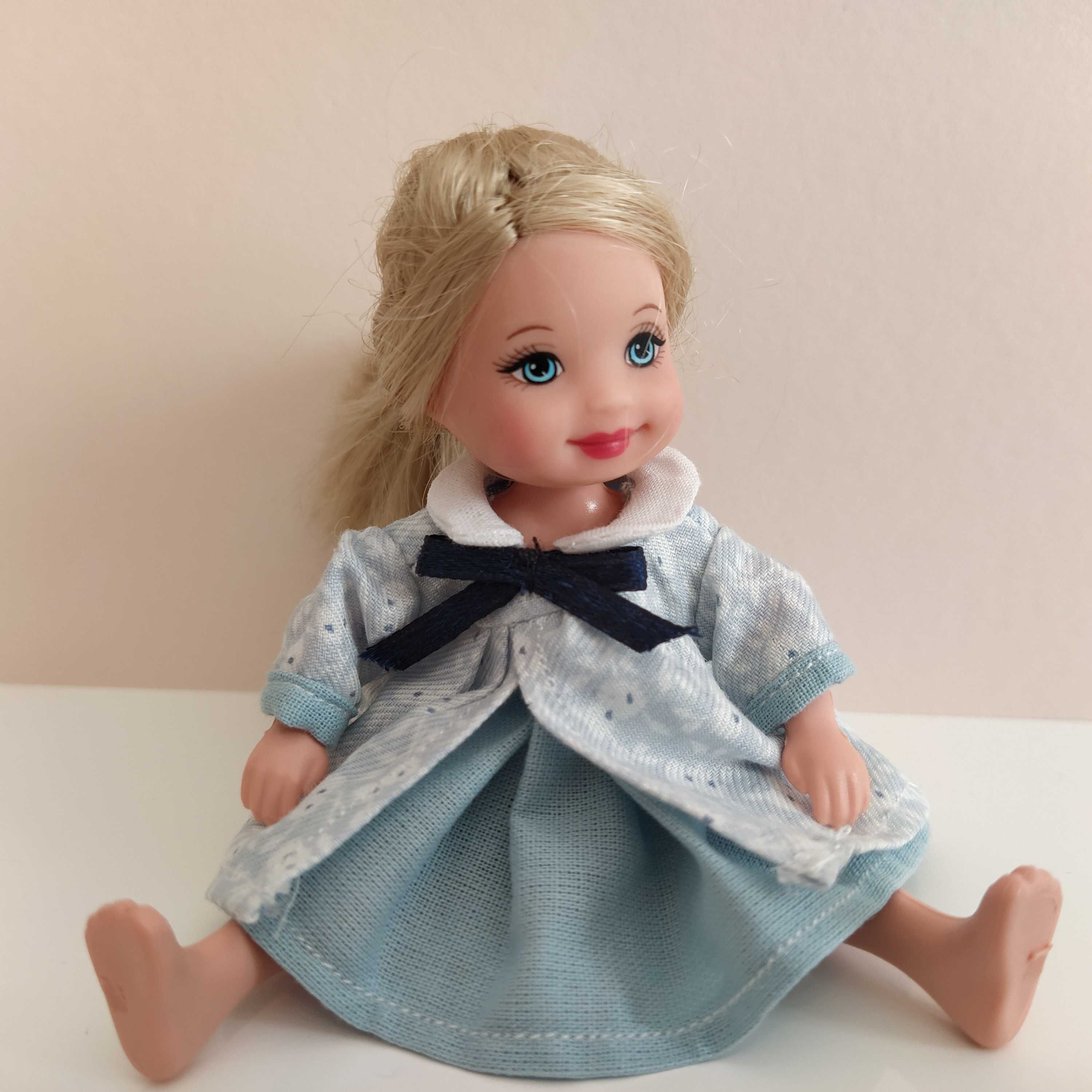Vestido de boneca miniatura