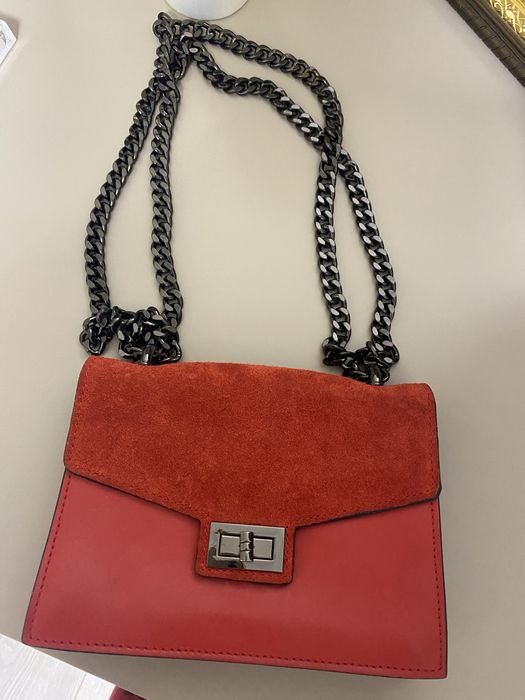 Червона шкіряна сумка